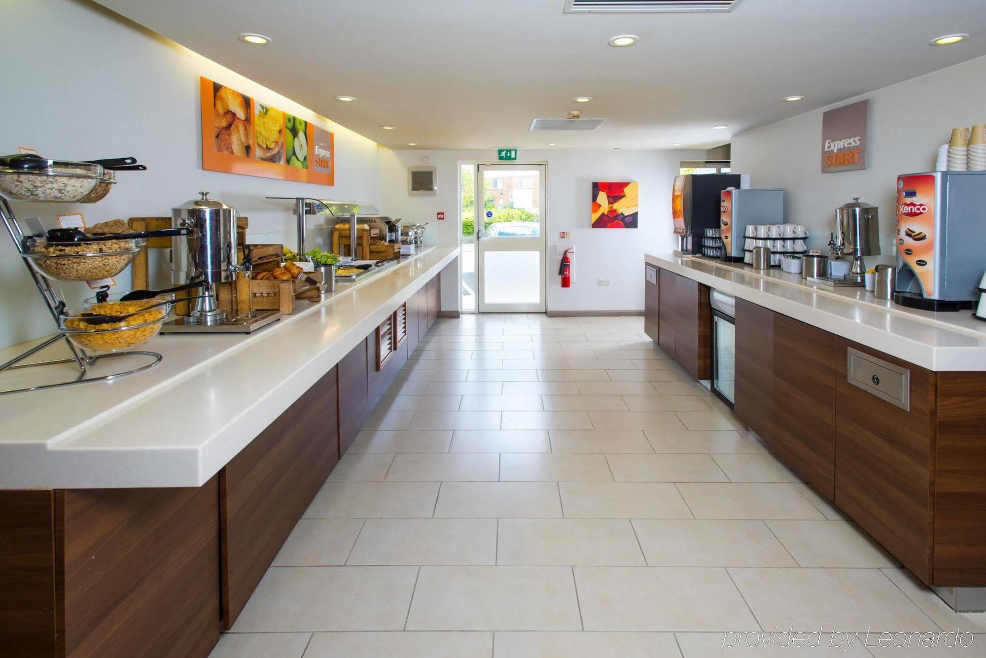 Holiday Inn Express Birmingham Oldbury By Ihg Exterior foto